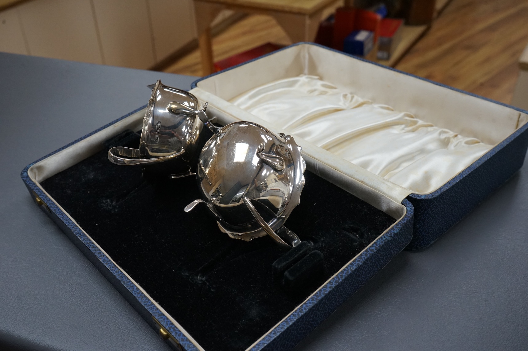 A pair of George VI silver sauce boats, maker, ENC, Sheffield, 1937, in fitted case (lacking sauce ladles?), length 14.6oz, 7oz.
